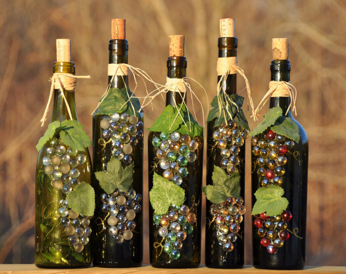 Декорирование бутылок различными материалами (58 фото)