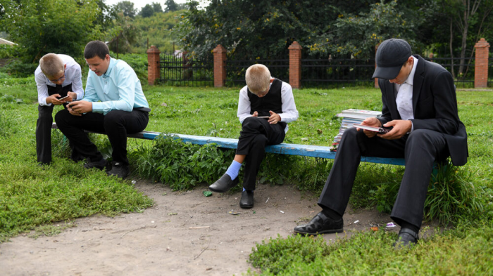 Милонов: нельзя покупать ребенку смартфон ради того, чтобы он не мешал взрослым