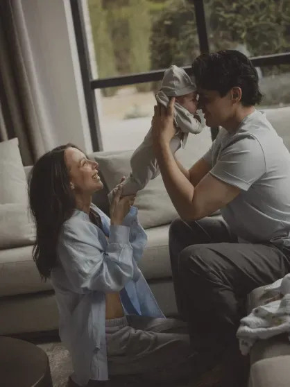 Бойфренд онкобольной Лерчек показал редкие фото с ней по случаю двух месяцев со дня рождения их сына