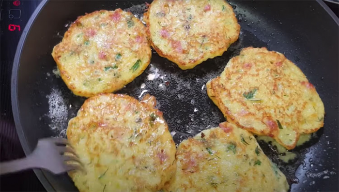 Добавляем немного дрожжей в картофельнын оладьи. Вкус сразу стал интереснее