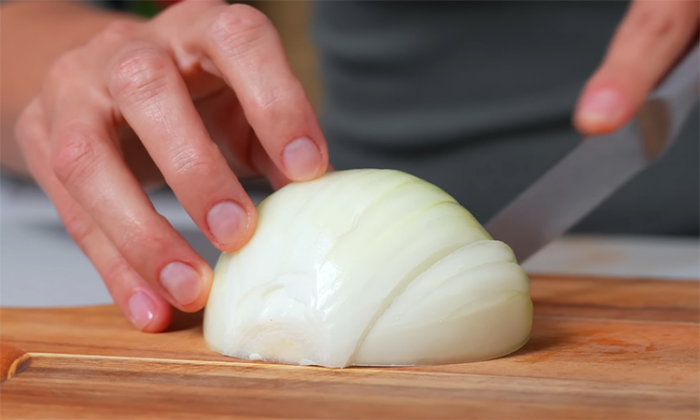 Белая рыба по-еврейски. Даже хек станет вкуснее: все дело в луковом соусе