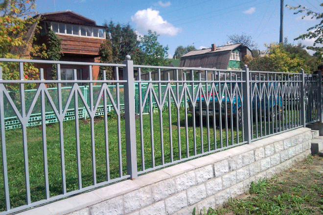 Кованые заборы: разновидности, преимущества и уход (102 фото)