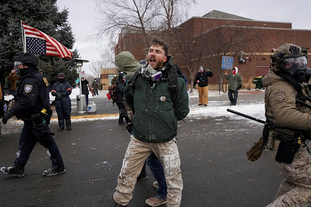 Политика Трампа привела к массовым протестам и кровопролитию в США. Чем это угрожает американскому президенту?