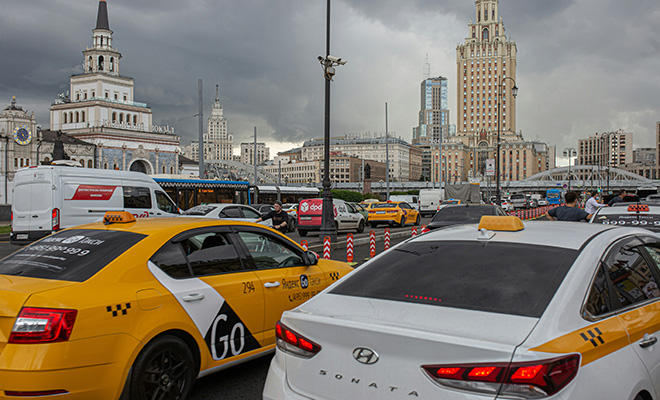 Люди заметили, что такси в Москве уже стоит дороже авиабилета. Дешевле улететь в Петербург