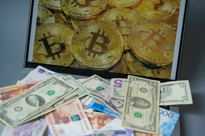 Добывать биткоин стало невыгодно и опасно