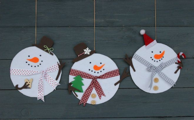 Самые популярные и необычные украшения дверей на Новый год (63 фото)