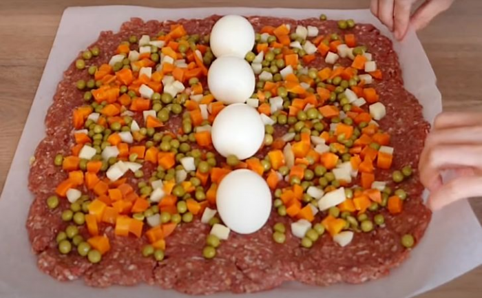 Раскатали лист фарша, добавили начинку и рулет готов. Даже на праздник подать не стыдно