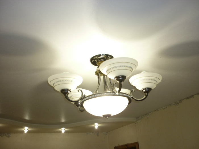 Как выбрать люстру для натяжного потолка в зал и другие комнаты (67 фото)