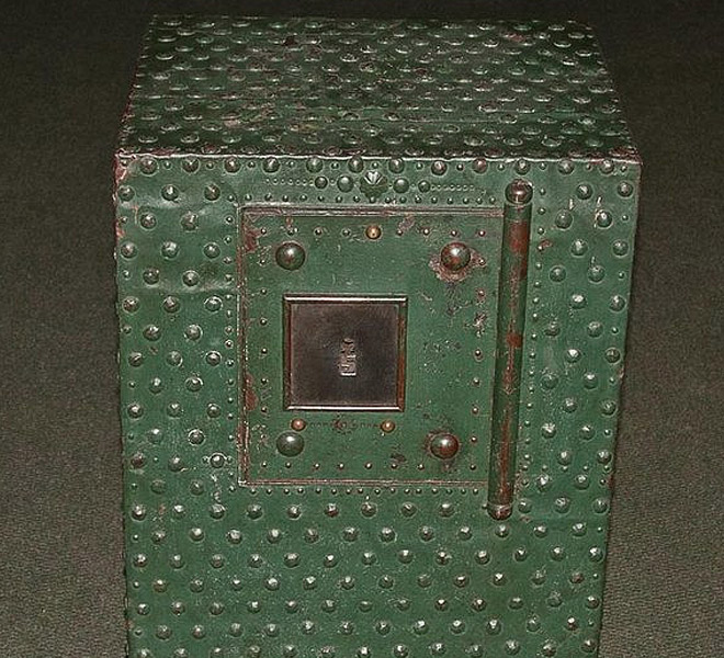 Историк показал сейф из 18 века: поверх замков находится головоломка со скрытыми пазами для ключей