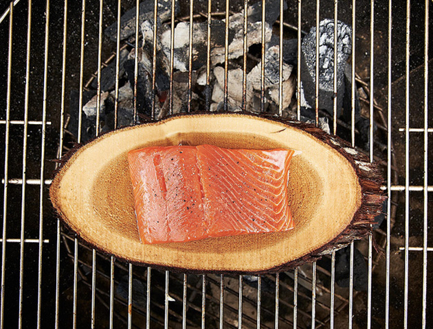 Рыба на дощечке: как приготовить и съесть