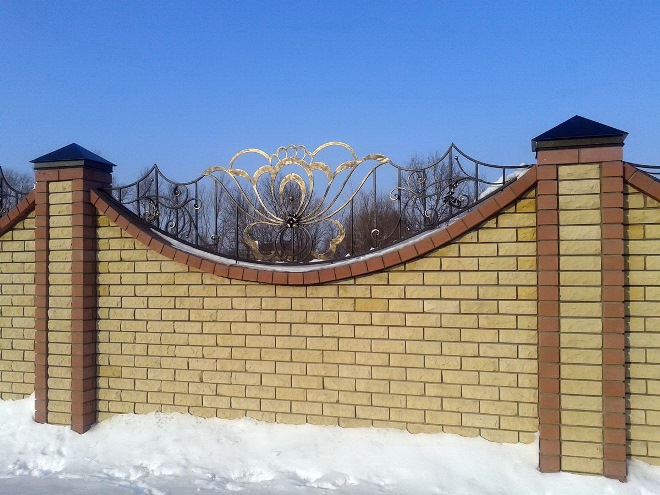 Кованые заборы: разновидности, преимущества и уход (102 фото)