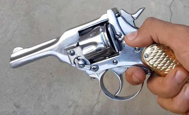 Работа оружейного мастера: ржавый револьвер из земли стал как новый в руках реставратора