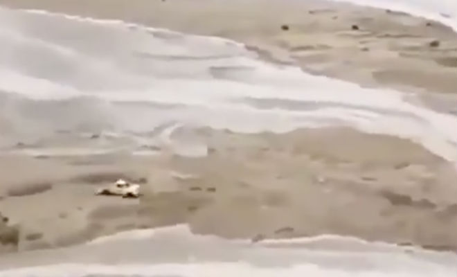 Пикап уходит от хлынувшего речного потока. Случайное видео с телефона