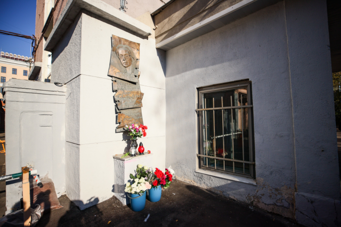 Мемориальную доску Политковской сорвали в 23 раз