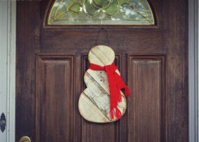 Самые популярные и необычные украшения дверей на Новый год (63 фото)