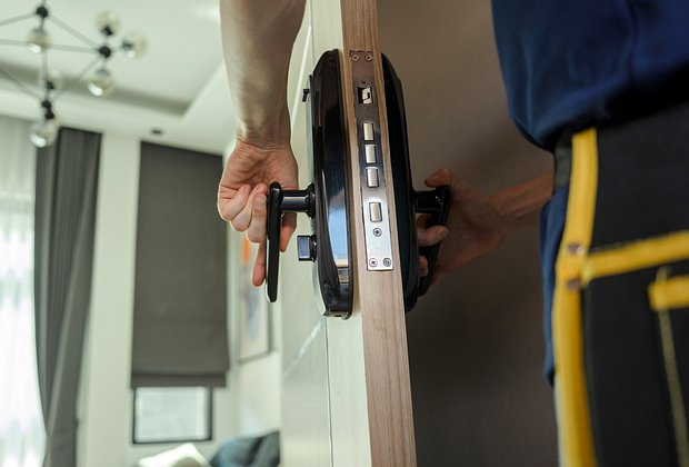 «Повезло, что я остался жив» Мужчина находил странные записки по всему дому и решил, что за ним следят. Правда оказалась страшнее