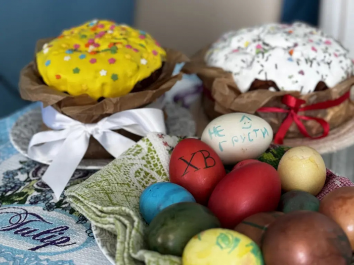 Крашу яйца на Пасху рисом и в восторге от шикарного результата — соседки умоляют поделиться необычным рецептом