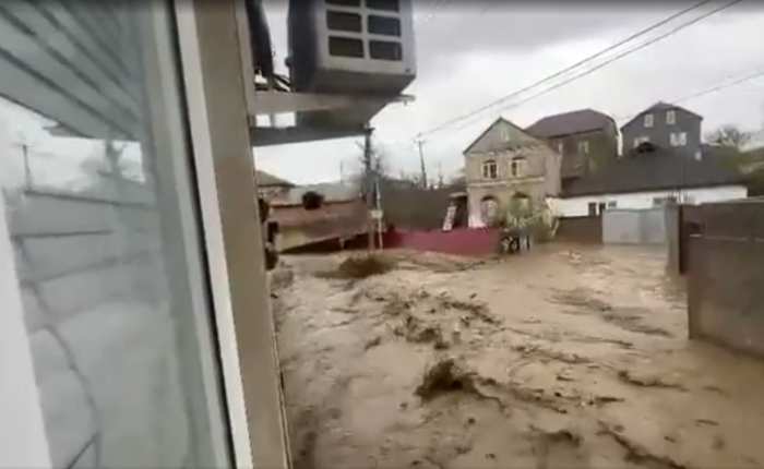 «Увидел тонущего соседа»: как жители Махачкалы приходят на помощь друг другу — и спасают жизни