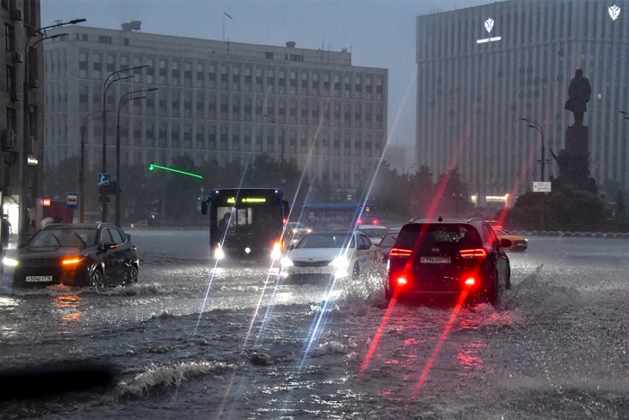 В Москве устраняют последствия рекордного ливня
