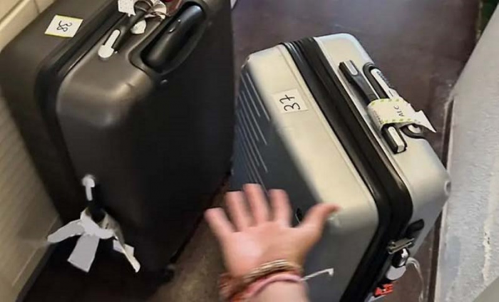 Пассажир заметил брошенные на взлетной полосе чемоданы