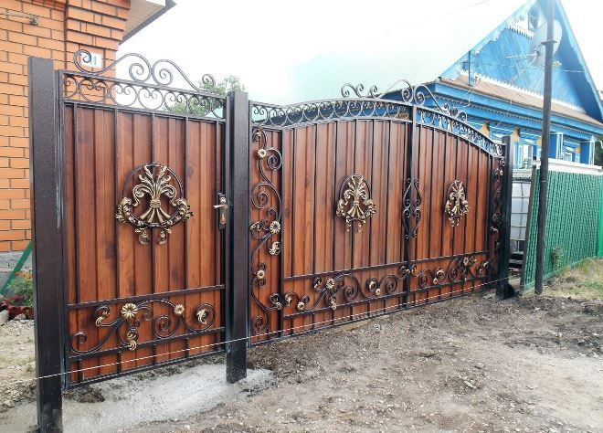 Кованые заборы: разновидности, преимущества и уход (102 фото)