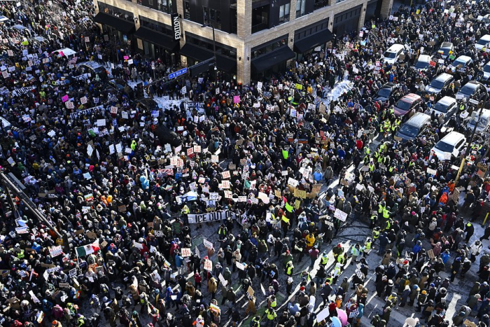 «Убирайтесь к черту!» США охватили массовые протесты из-за арестов нелегальных мигрантов. Самые яркие кадры из бунтующей Миннесоты