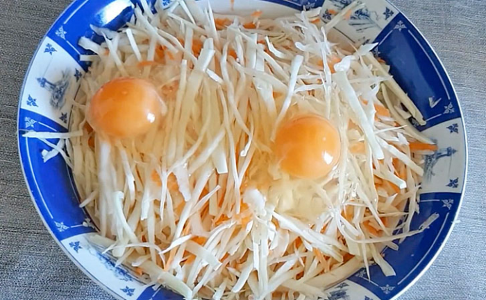 Капустный пирог на сковороде. Делается в два счета, можно готовить даже на завтрак