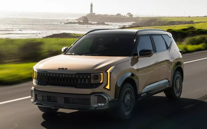 Kia обновила свои кроссоверы и представила уникальный автомобиль для инвалидов