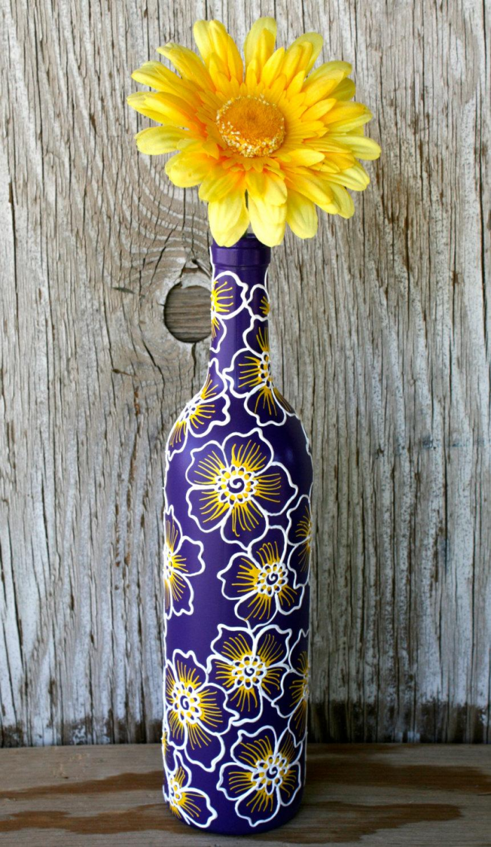 Декорирование бутылок различными материалами (58 фото)