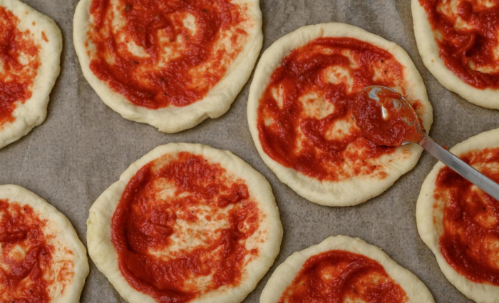 Пицца как в школьной столовой: быстрый рецепт той самой мини-пиццы, которую так любят дети