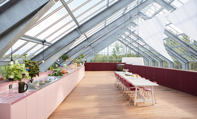 Норвежская семья построила дом внутри огромной теплицы. Зачем было выбрано такое решение