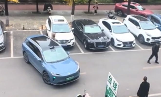 Водитель хитро наказал женщину, блокировавшую пустую парковку. Он использовал автопилот