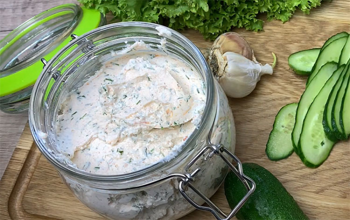 Превращаем замороженный пакет кефира в домашний сыр. Просто убираем лишнюю влагу