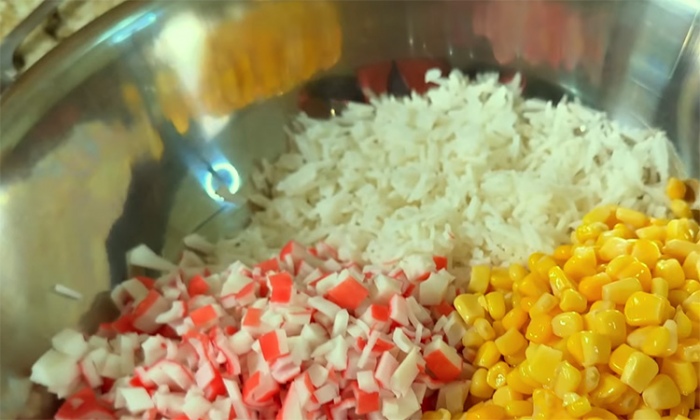 Легендарный салат с крабовыми палочками: главный праздничный рецепт, быстрый и очень вкусный