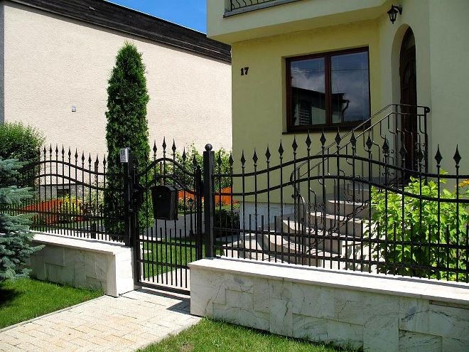 Кованые заборы: разновидности, преимущества и уход (102 фото)