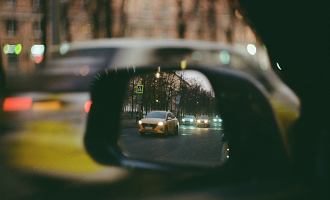 Люди заметили, что такси в Москве уже стоит дороже авиабилета. Дешевле улететь в Петербург