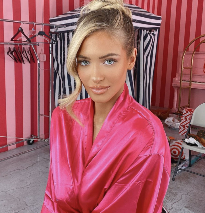 Белокурая нимфа чуть не сорвала съемки, надев слишком яркий купальник