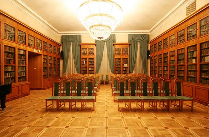 Мраморная лестница, трехэтажная люстра и ночные экскурсии: 10 самых классных библиотек Москвы
