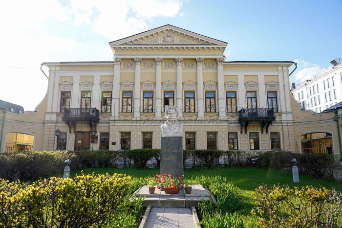 Мраморная лестница, трехэтажная люстра и ночные экскурсии: 10 самых классных библиотек Москвы