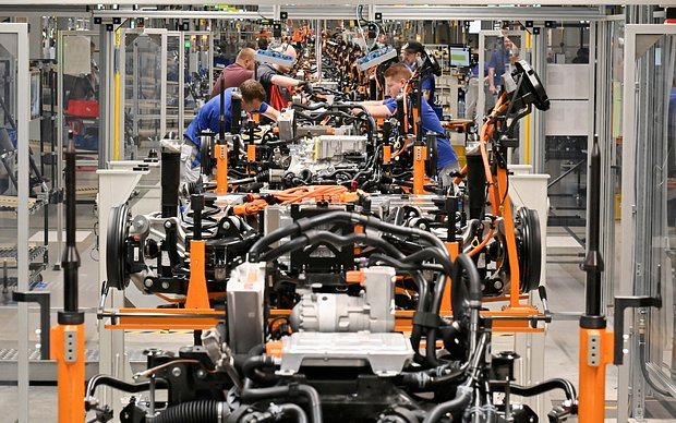 Volkswagen готов сократить до 100 тысяч сотрудников и закрыть четыре завода. Что происходит с главным символом немецкого автопрома?