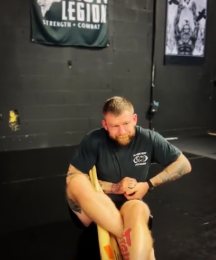 Какова реальная сила борцов. Один из профи попробовал в захвате сломать 3 бейсбольные биты