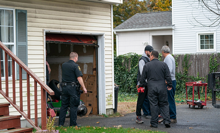 Парень заметил, что окно соседей постоянно занавешено и изнутри на стекле всегда сидят мухи. Он стал гадать, что внутри