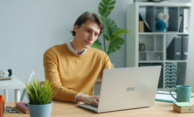 Сидячий образ жизни плохо влияет на продолжительность жизни. Как все исправить, даже если вы в офисе целый день