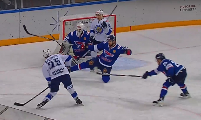 Хоккеисты «Рязань-ВДВ» в Красноярске обыграли местный «Сокол»