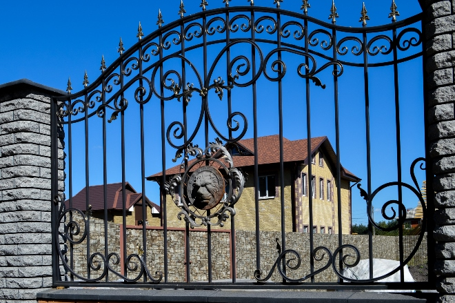 Кованые заборы: разновидности, преимущества и уход (102 фото)