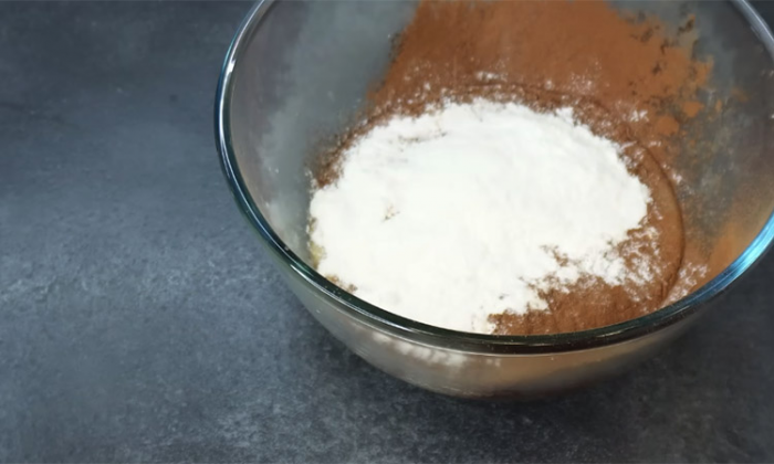 Шоколадный пирог в микроволновке. Из-за пропитки все примут за дорогой десерт из кондитерской