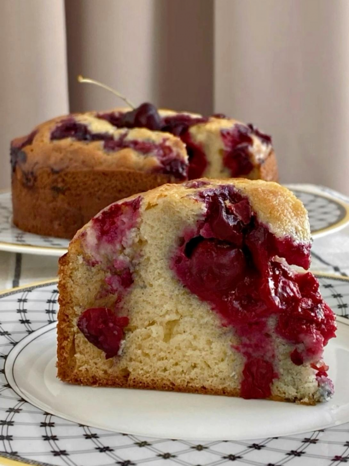 Самый быстрый и вкусный вишневый пирог: 2 рецепта, с которыми справится каждый