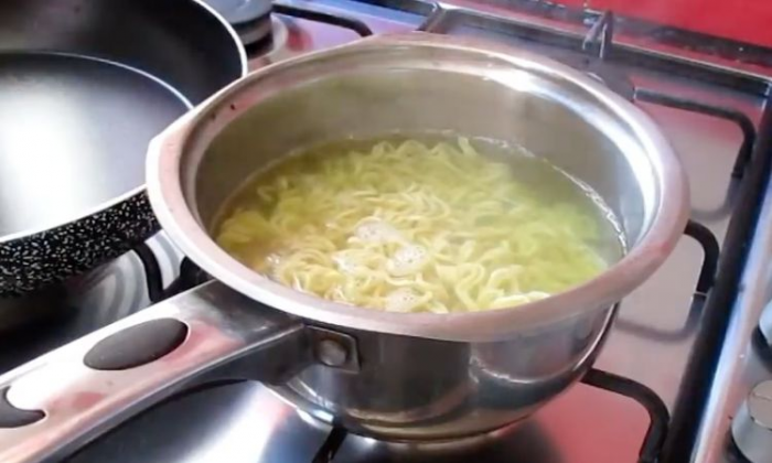 Доширак с яйцами на сковороде. Простой завтрак за 10 минут