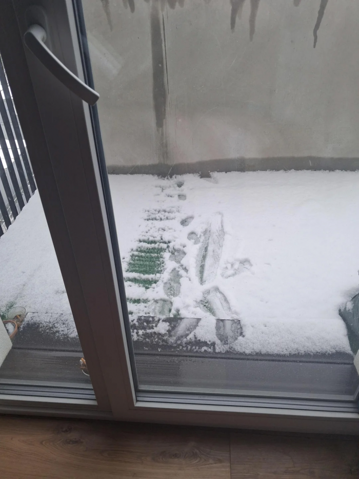 Ребята, тут кто-то был - мужчина заглянул свой балкон на 7 этаже и увидел чужие следы