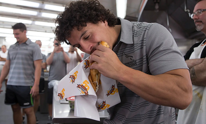 Зумерам не интересны пляжи и достопримечательности. Новое поколение летает по миру только с одной целью — поесть